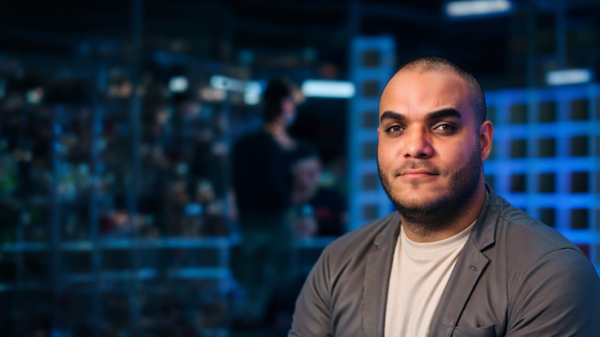 Breno Amâncio no estúdio com luz azul